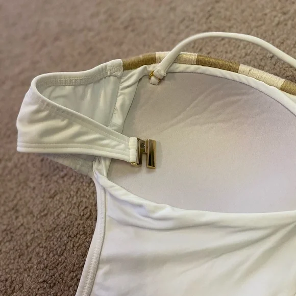 Elegant White One-Piece Swimsuit - Picture 5 of 6